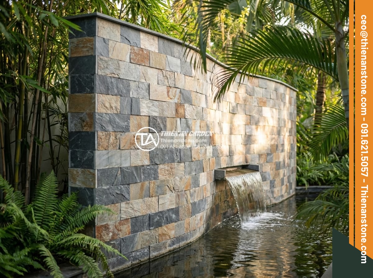 Ứng dụng đá ghép vàng trong thi công trụ cổng và vách ngăn tiểu cảnh - Hình 2 Ứng dụng đá ghép vàng trong thi công trụ cổng và vách ngăn tiểu cảnh - Wide angle view of golden mosaic stone panels installed on a modern garden wall