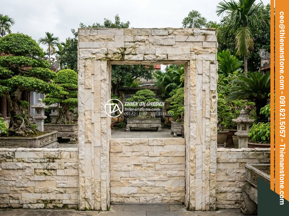 Ứng dụng đá ghép vàng trong thi công trụ cổng và vách ngăn tiểu cảnh - Hình 20 Ứng dụng đá ghép vàng trong thi công trụ cổng và vách ngăn tiểu cảnh - Long-term preserved golden mosaic stone gate and partitions after years of prope