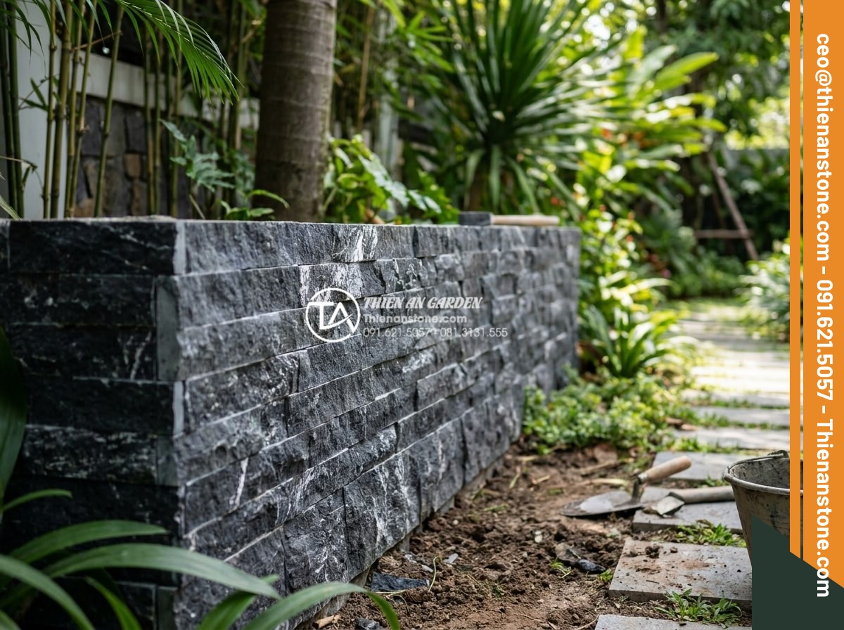 Ứng dụng đá ghép vàng trong thi công trụ cổng và vách ngăn tiểu cảnh - Hình 21 Ứng dụng đá ghép vàng trong thi công trụ cổng và vách ngăn tiểu cảnh - Professional landscape company team from Da Canh Thien An installing golden mosa