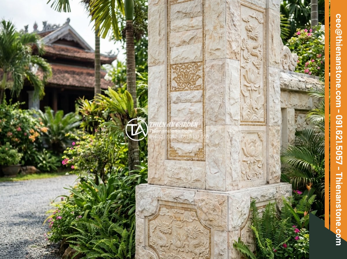 Ứng dụng đá ghép vàng trong thi công trụ cổng và vách ngăn tiểu cảnh - Hình 5 Ứng dụng đá ghép vàng trong thi công trụ cổng và vách ngăn tiểu cảnh - Grand entrance gate pillars fully clad in golden mosaic stone with intricate pat