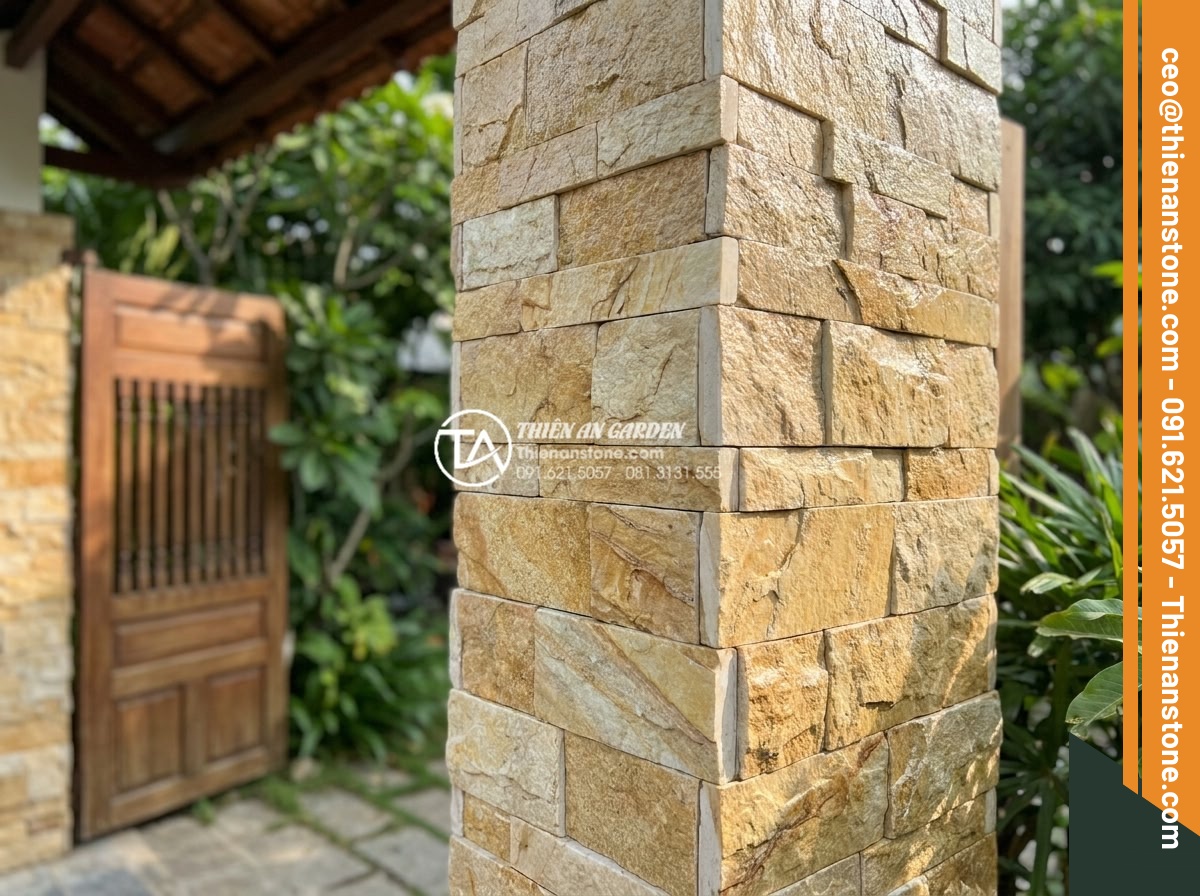 Ứng dụng đá ghép vàng trong thi công trụ cổng và vách ngăn tiểu cảnh - Hình 8 Ứng dụng đá ghép vàng trong thi công trụ cổng và vách ngăn tiểu cảnh - Finished golden mosaic stone gate pillar after polishing and sealing, showcasing