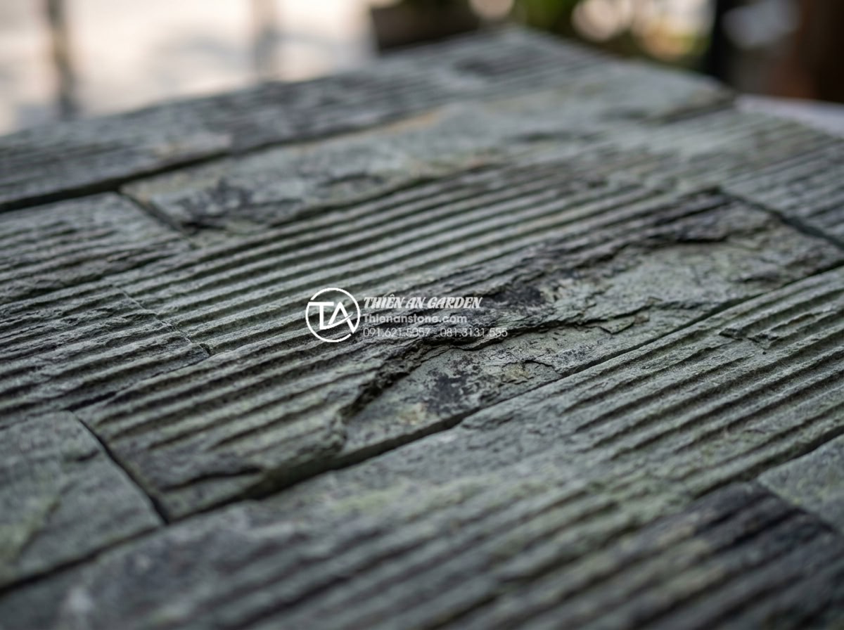 Xu hướng sử dụng đá răng lược trong thiết kế quán cafe sân vườn 2026 - Detailed macro photography of da rang luoc stone surface highlighting technical 