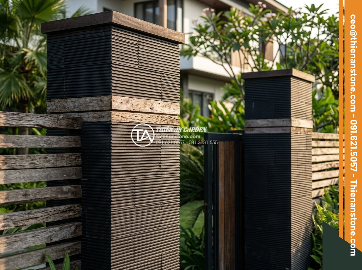Ý tưởng trang trí trụ cổng bằng đá răng lược đen kết hợp gỗ tự nhiên - Artistic rendering of modern gate pillars using black comb tooth stone cladding 