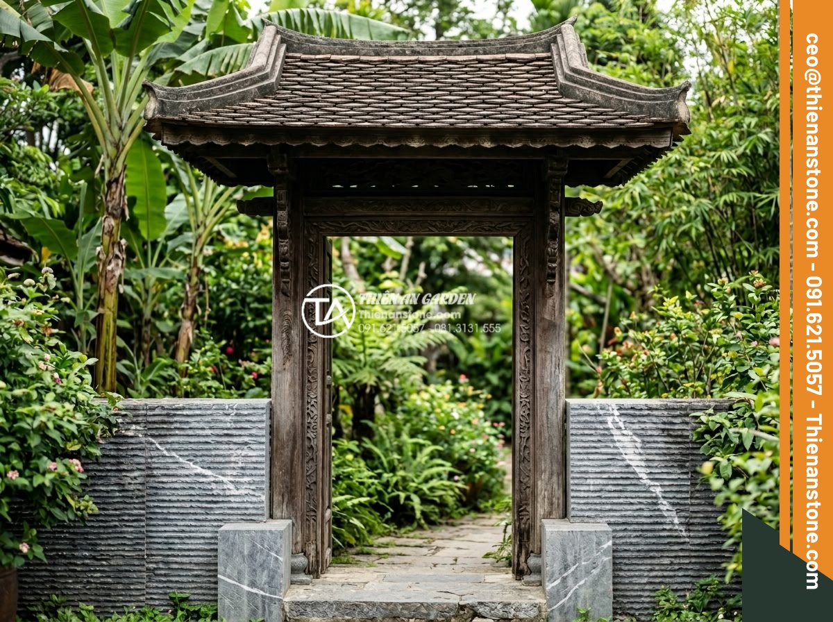 Ý tưởng trang trí trụ cổng bằng đá răng lược đen kết hợp gỗ tự nhiên - Authentic Vietnamese traditional entrance gate with black serrated stone base an
