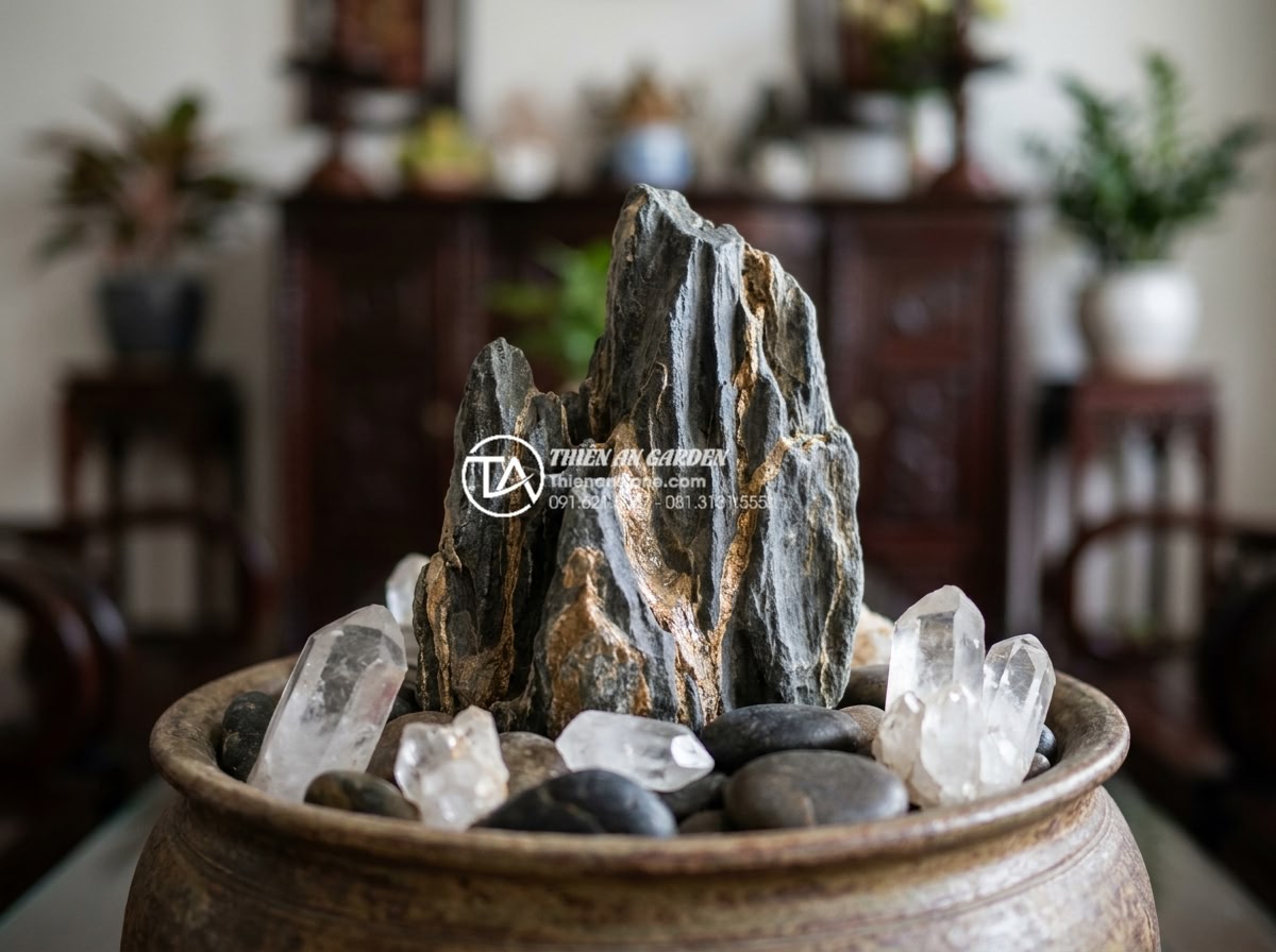 10 Ý tưởng tiểu cảnh khô sáng tạo từ vật liệu tái chế và đá tự nhiên - Hình 10 10 Ý tưởng tiểu cảnh khô sáng tạo từ vật liệu tái chế và đá tự nhiên - Elegant close-up of repurposed ceramic vase dry garden with natural quartz cryst