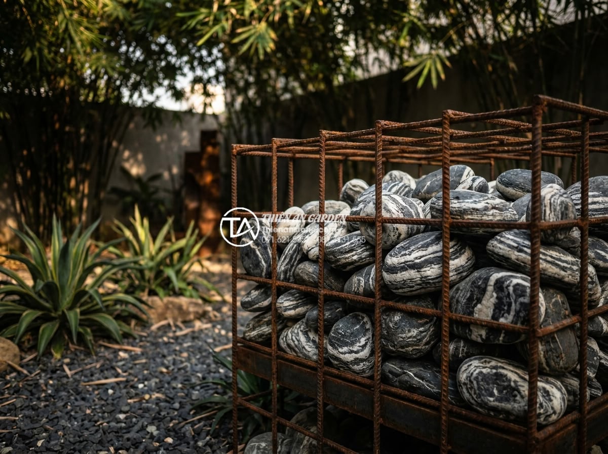 10 Ý tưởng tiểu cảnh khô sáng tạo từ vật liệu tái chế và đá tự nhiên - Hình 11 10 Ý tưởng tiểu cảnh khô sáng tạo từ vật liệu tái chế và đá tự nhiên - Bold industrial dry garden sculpture using recycled metal rebar and steel frames