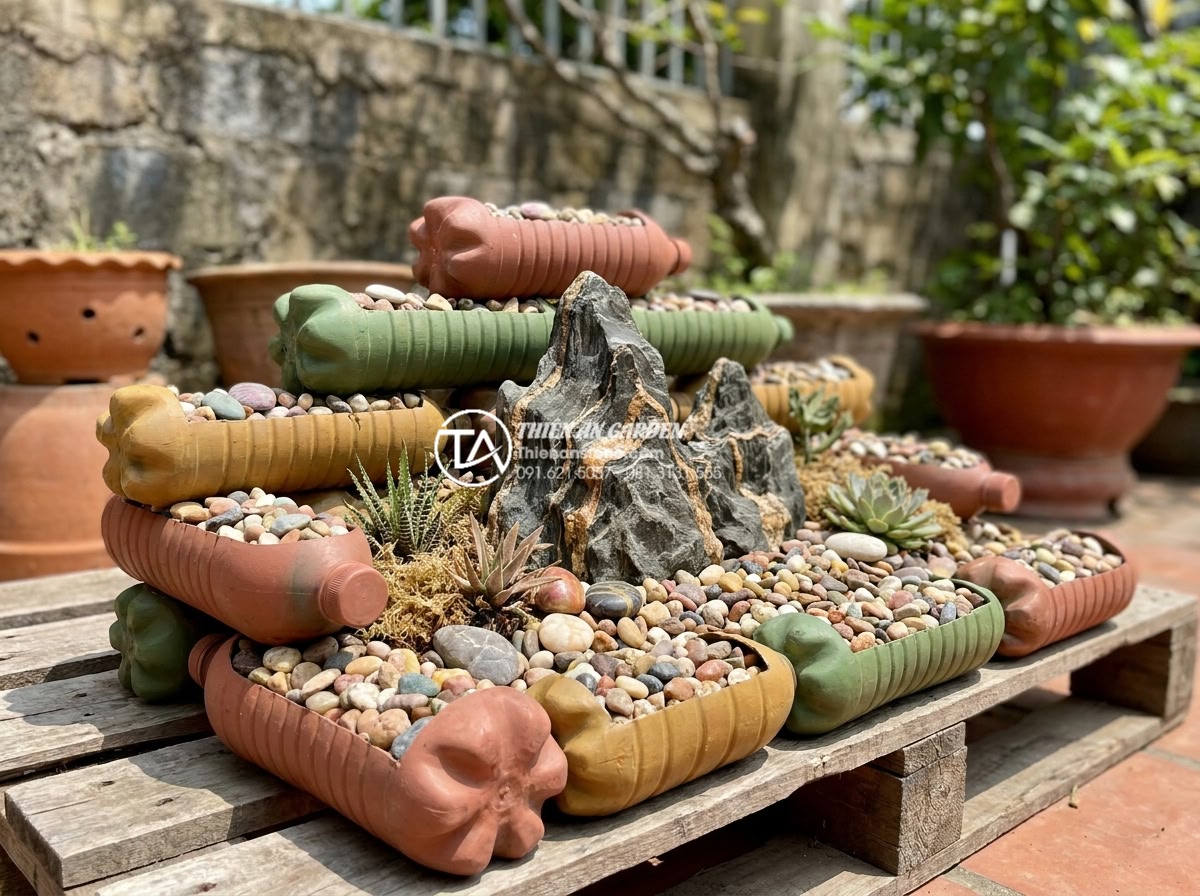 10 Ý tưởng tiểu cảnh khô sáng tạo từ vật liệu tái chế và đá tự nhiên - Hình 3 10 Ý tưởng tiểu cảnh khô sáng tạo từ vật liệu tái chế và đá tự nhiên - Creative eco-friendly dry landscape using stacked cut recycled plastic bottles p