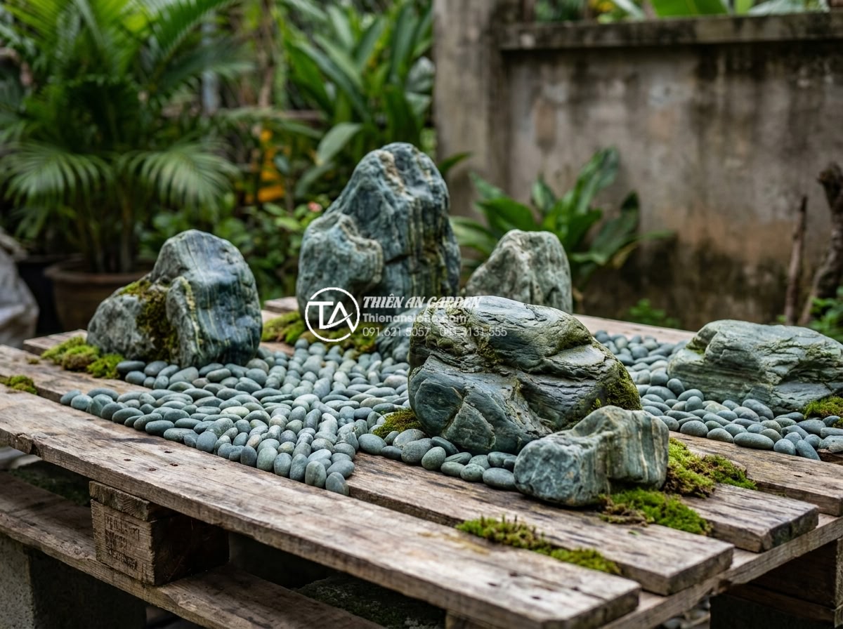 10 Ý tưởng tiểu cảnh khô sáng tạo từ vật liệu tái chế và đá tự nhiên - Hình 5 10 Ý tưởng tiểu cảnh khô sáng tạo từ vật liệu tái chế và đá tự nhiên - Industrial chic dry zen garden built on reclaimed wooden pallet base, featuring