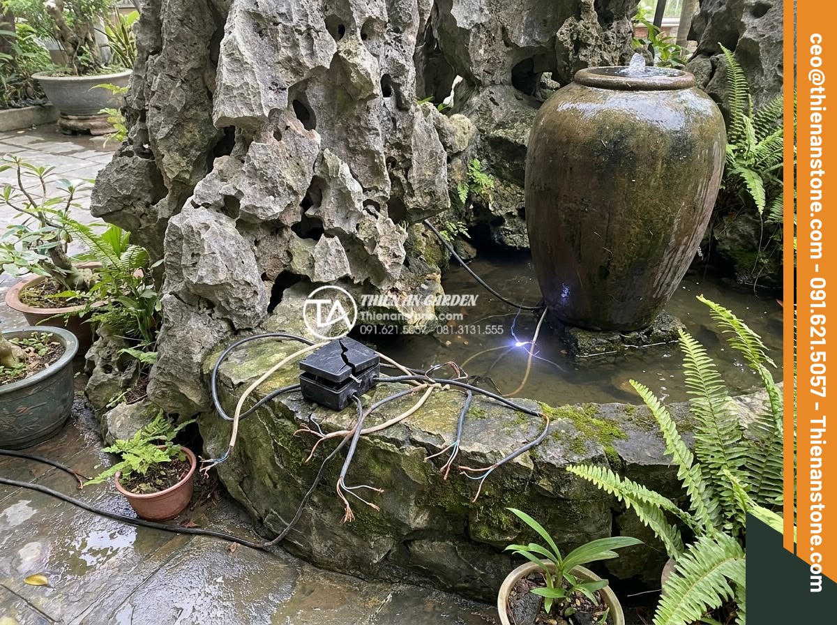 An toàn điện khi lắp đặt tiểu cảnh chum nước ngoài trời: Những điều cần biết - Visual representation of electrical shock hazards in an improperly wired outdoor
