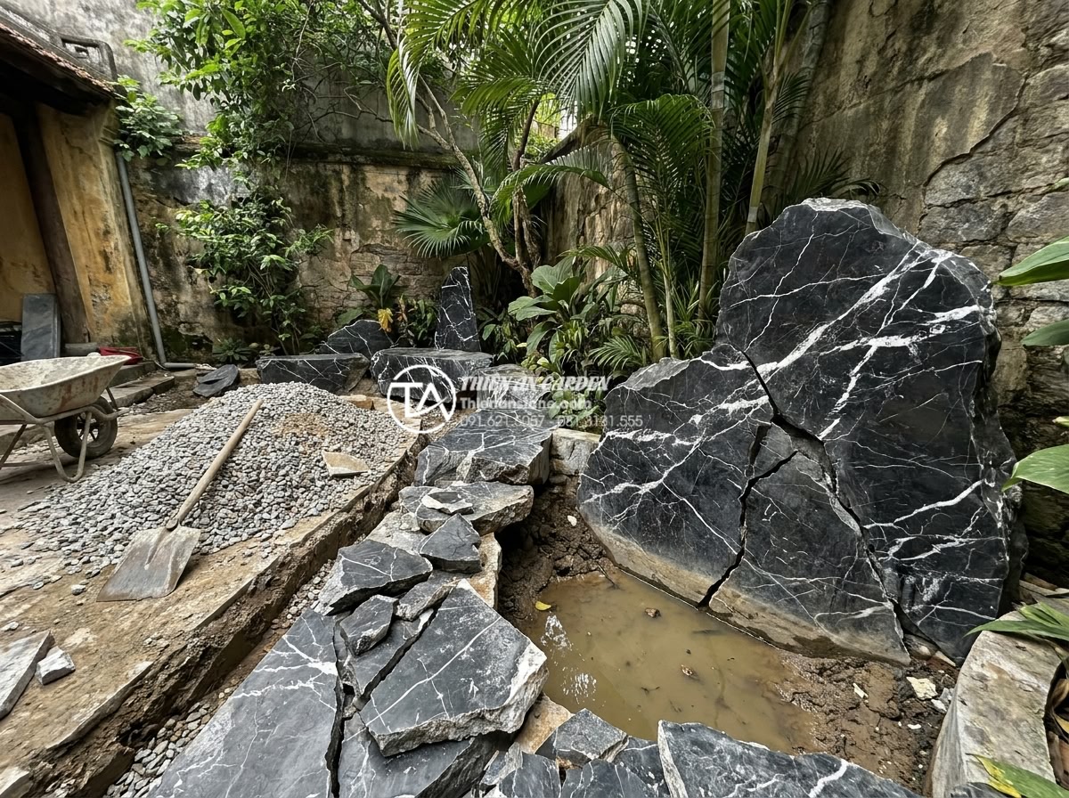 Cách tự tính toán chi phí làm tiểu cảnh khô sân vườn đơn giản nhất - Hình 9 Cách tự tính toán chi phí làm tiểu cảnh khô sân vườn đơn giản nhất - Warning illustration showing common mistakes in dry garden budgeting like poor q