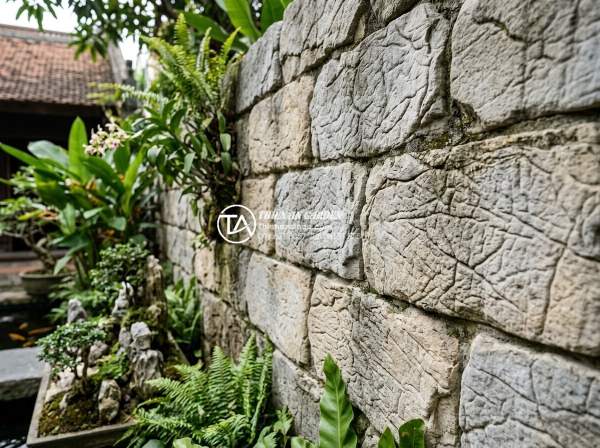 Giải mã sức hút của tiểu cảnh vách tường đá cuội tự nhiên - High-resolution image of natural pebble stone wall highlighting its superior dur