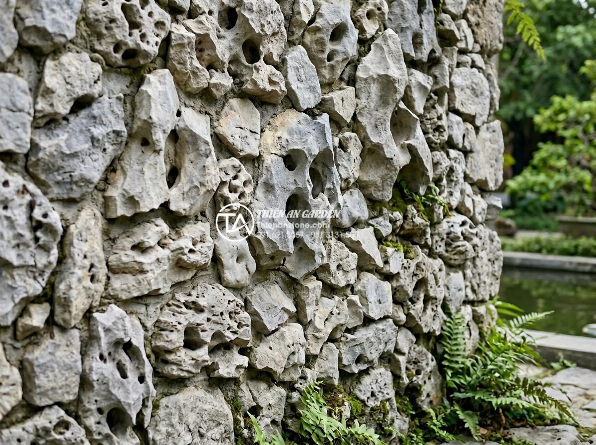 Giải mã sức hút của tiểu cảnh vách tường đá cuội tự nhiên - Natural river pebbles in multiple sizes and colors fixed on a vertical wall with