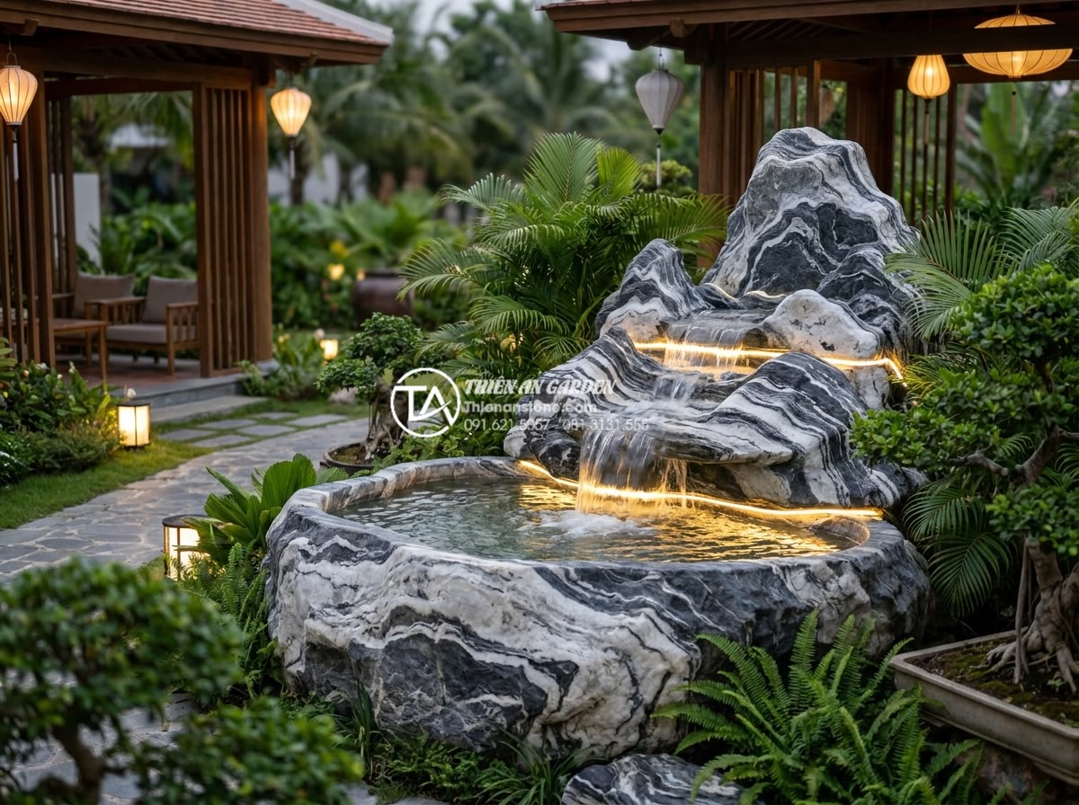 Mẫu tiểu cảnh chum nước kết hợp hòn non bộ: Sự hòa quyện của núi và nước - Hình 3 Mẫu tiểu cảnh chum nước kết hợp hòn non bộ: Sự hòa quyện của núi và nước - Elegant luxury resort garden scene at dusk in Vietnam, featuring a massive natur