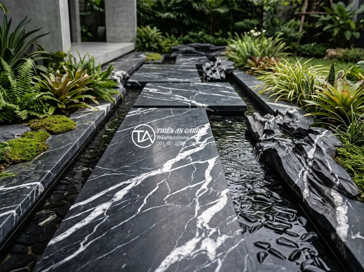 Review 5 loại đá tự nhiên tốt nhất để làm tiểu cảnh nước chảy bền đẹp - Slate rock pathway integrated with small water channels showing modern minimalis