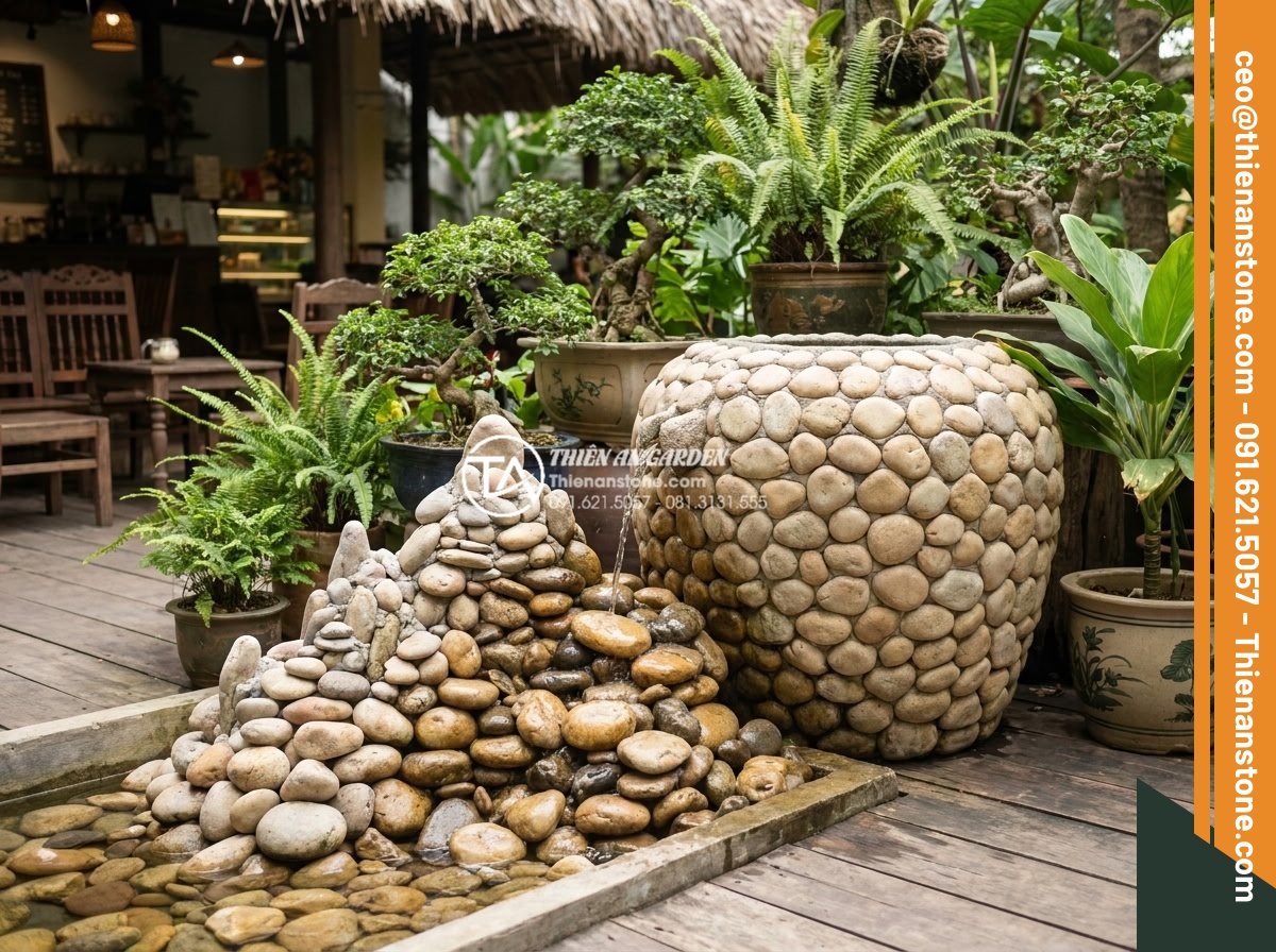 Tiểu cảnh chum nước cho quán cafe: Tuyệt chiêu thu hút khách check-in - Harmonious combination of stone water jar and miniature mountain rockery in a ca