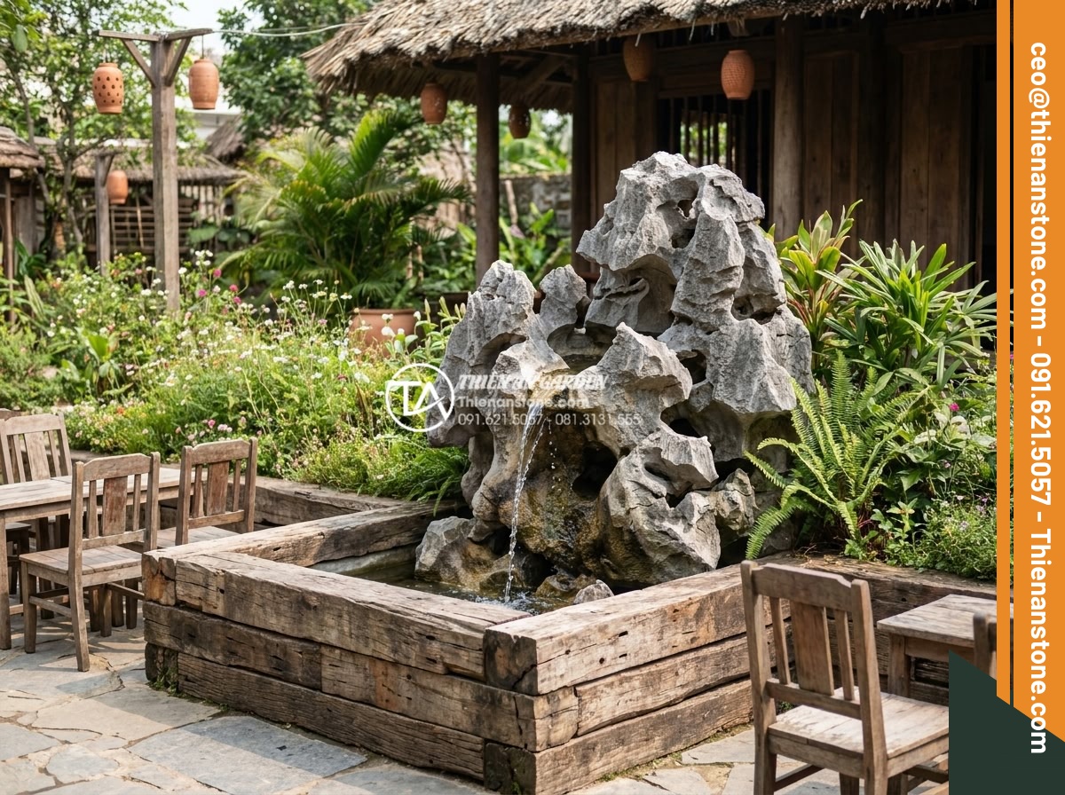 Tiểu cảnh chum nước cho quán cafe: Tuyệt chiêu thu hút khách check-in - Rustic cafe outdoor space featuring weathered stone water pot with natural water