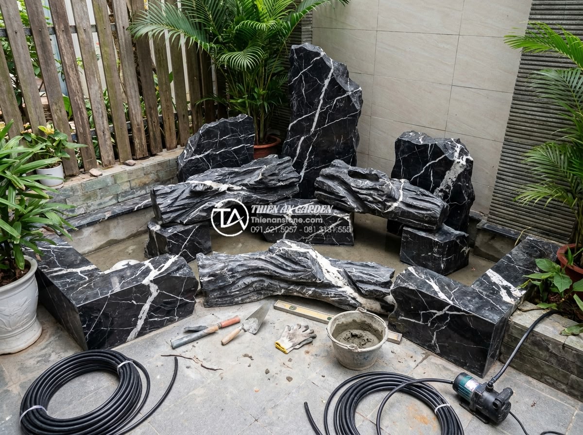 Tiểu cảnh chum nước mini: Giải pháp decor xanh cho ban công và nhà phố - Professional team installing a completed mini water feature in a modern townhous