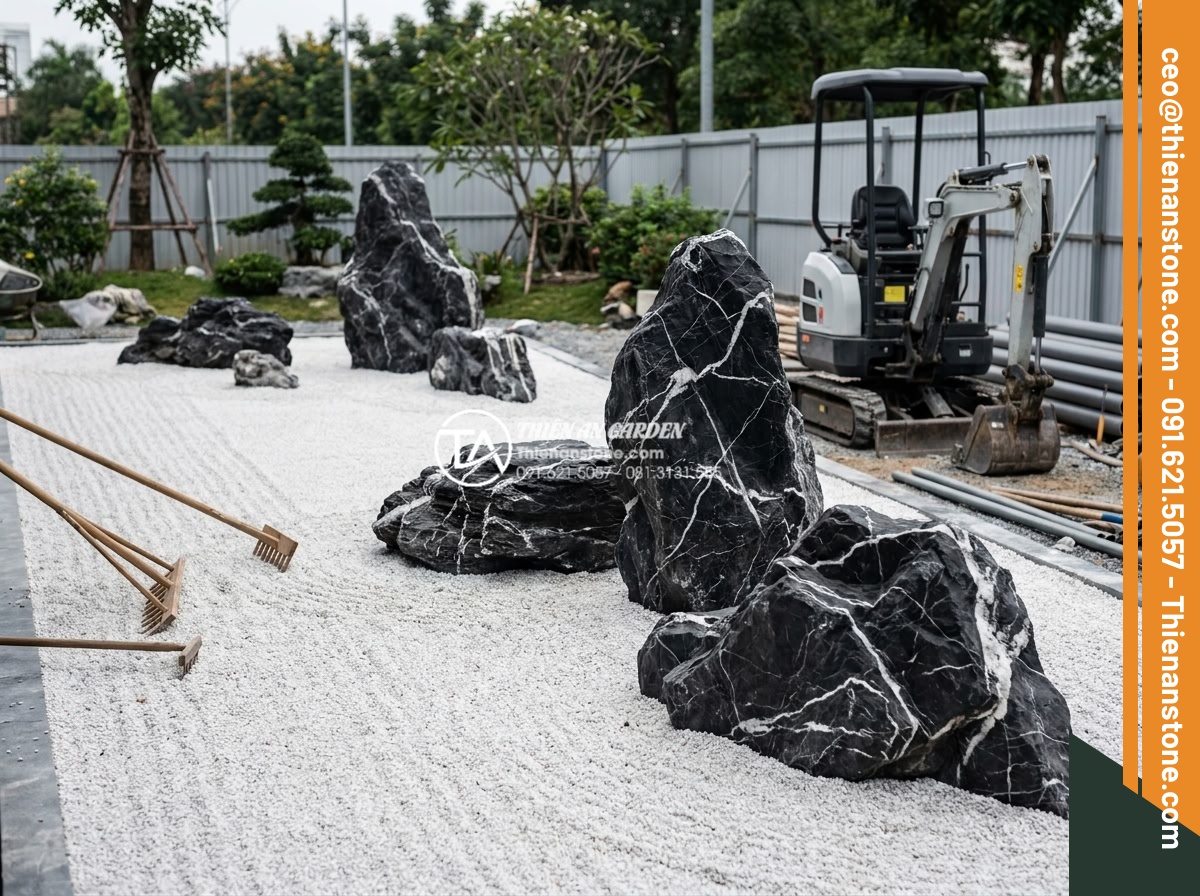 Tiểu cảnh khô Nhật Bản (Zen Garden): Tinh hoa nghệ thuật sắp đặt đá cảnh - Hình 9 Tiểu cảnh khô Nhật Bản (Zen Garden): Tinh hoa nghệ thuật sắp đặt đá cảnh - Professional construction process of Japanese Zen dry garden in Vietnam showing