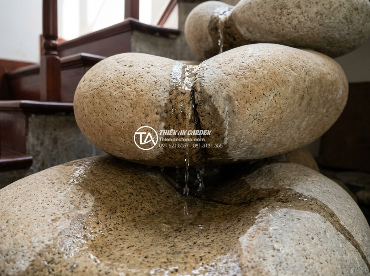 Tiểu cảnh nước gầm cầu thang bị thấm: Nguyên nhân và cách chống thấm triệt để - Hình 4 Tiểu cảnh nước gầm cầu thang bị thấm: Nguyên nhân và cách chống thấm triệt để - Detailed close-up of leaking joints between carved stone elements in a water cas