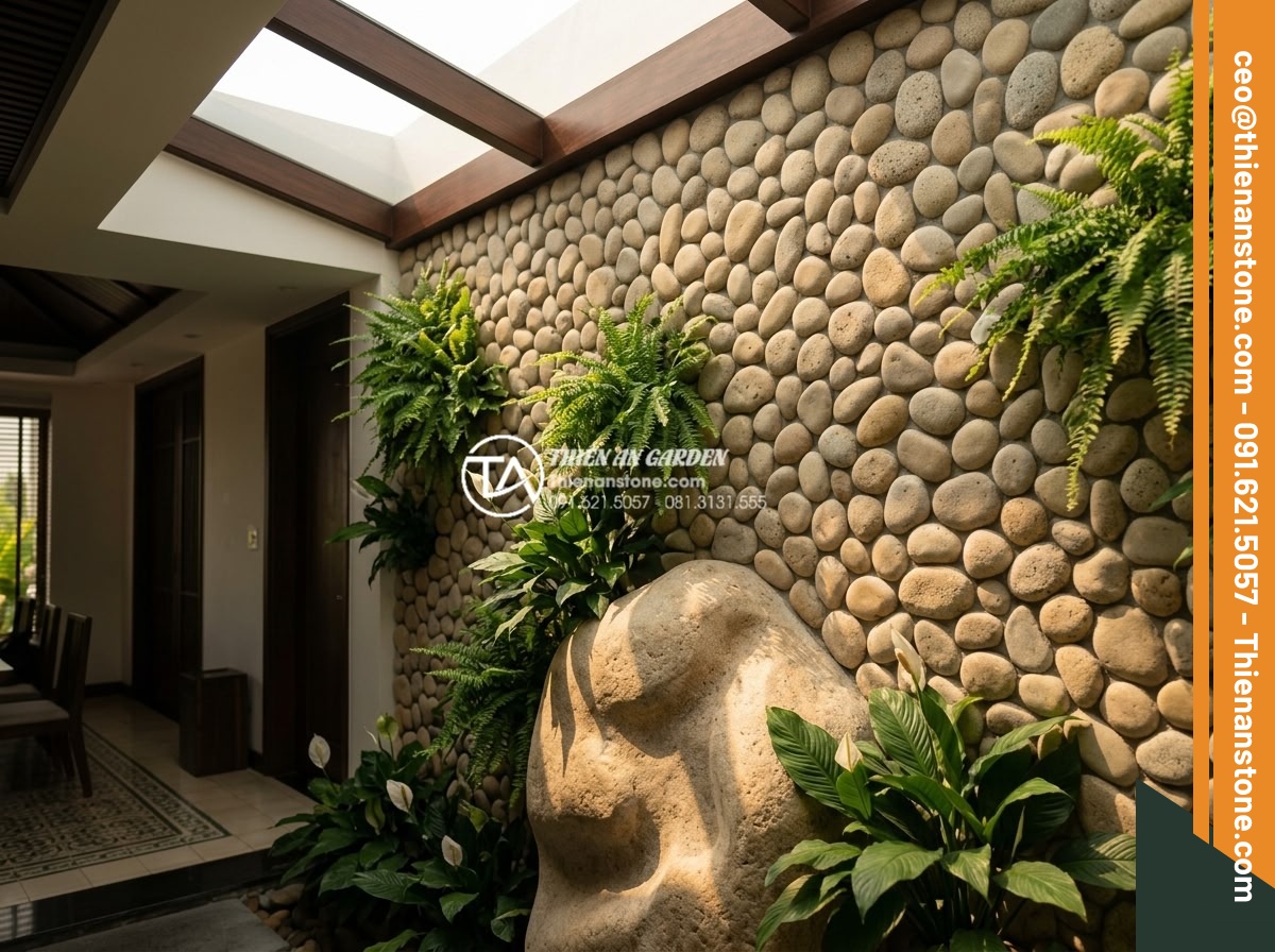 Tiểu cảnh vách tường giếng trời: Đón nắng gió và sức sống cho ngôi nhà - Hình 3 Tiểu cảnh vách tường giếng trời: Đón nắng gió và sức sống cho ngôi nhà - Serene interior view of a luxury Vietnamese home skylight with vertical stone ga