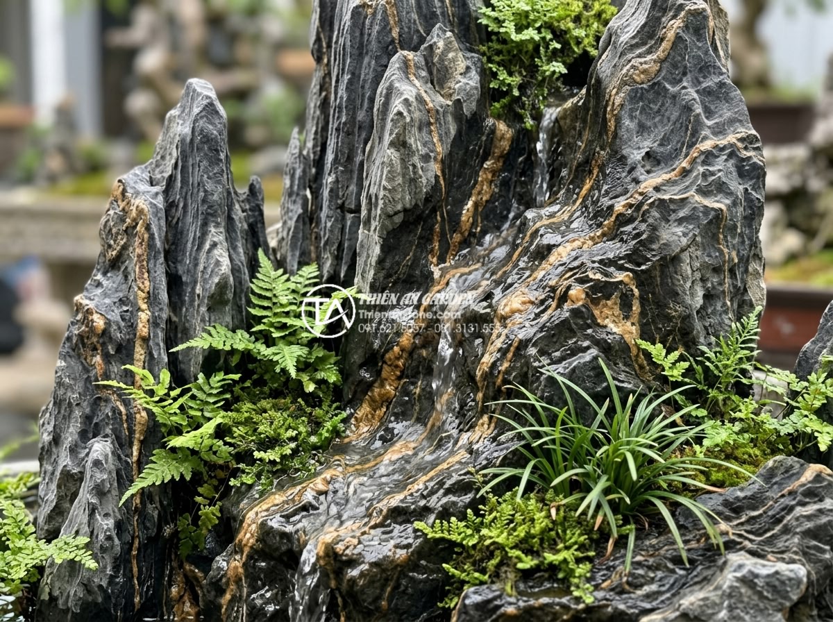 Top 5 cây thủy sinh dễ trồng nhất trong hệ thống tiểu cảnh nước mini - Hình 1 Top 5 cây thủy sinh dễ trồng nhất trong hệ thống tiểu cảnh nước mini - Professional close-up view of a beautifully designed mini water landscape featur