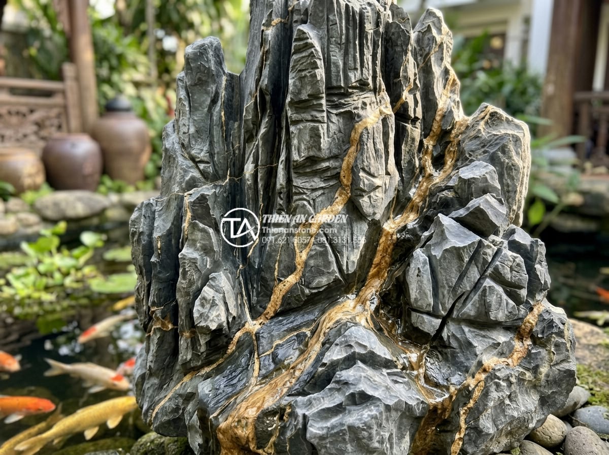7 Loại đá trầm tích phổ biến nhất trong xây dựng và mỹ nghệ - Artistic close-up of colorful breccia stone sculpture with angular fragments of 