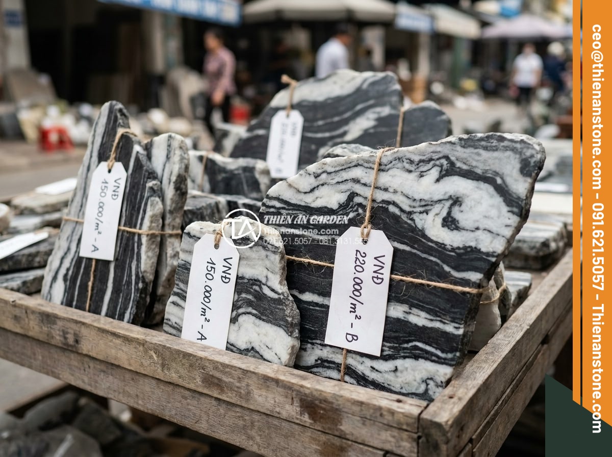 Báo giá đá tuyết sơn mới nhất 2026: Đơn giá theo tấn và theo khối - Close-up of stone samples with corresponding price labels for different sizes an