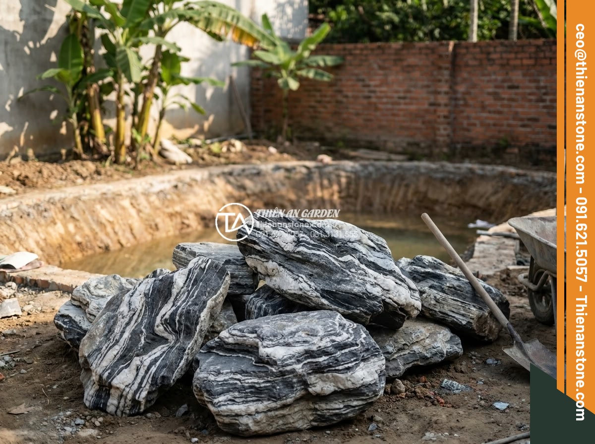 Báo giá đá tuyết sơn mới nhất 2026: Đơn giá theo tấn và theo khối - Step-by-step construction process photos of installing snow mountain stone in ga