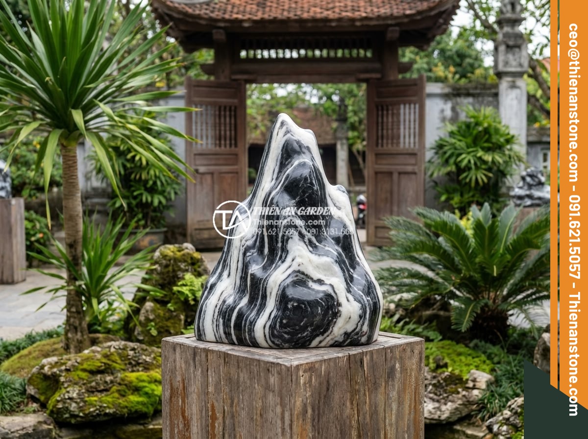Báo giá đá tuyết sơn mới nhất 2026: Đơn giá theo tấn và theo khối - Artistic stone sculpture made from carved snow mountain stone displayed in an ou