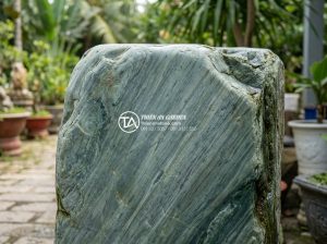 Cách chọn đá xanh Nhật Bản tự nhiên nguyên khối không bị nứt vỡ - Close-up view of a large natural Japanese green stone block with natural blue-gr
