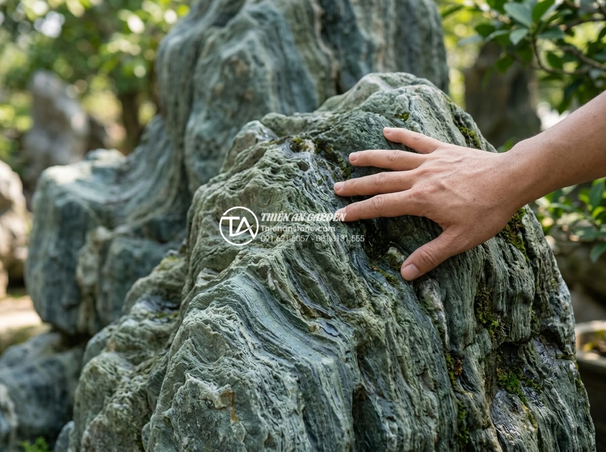 Cách chọn đá xanh Nhật Bản tự nhiên nguyên khối không bị nứt vỡ - Hand touching natural green stone surface to feel texture and temperature, demon