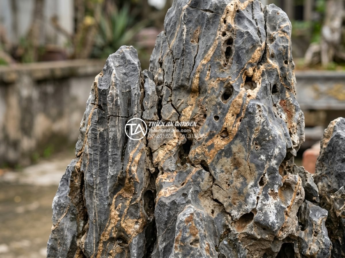 Cách nhận biết đá trầm tích chất lượng cao bằng mắt thường - Examples of low quality sedimentary rocks showing cracks, uneven coloration, and