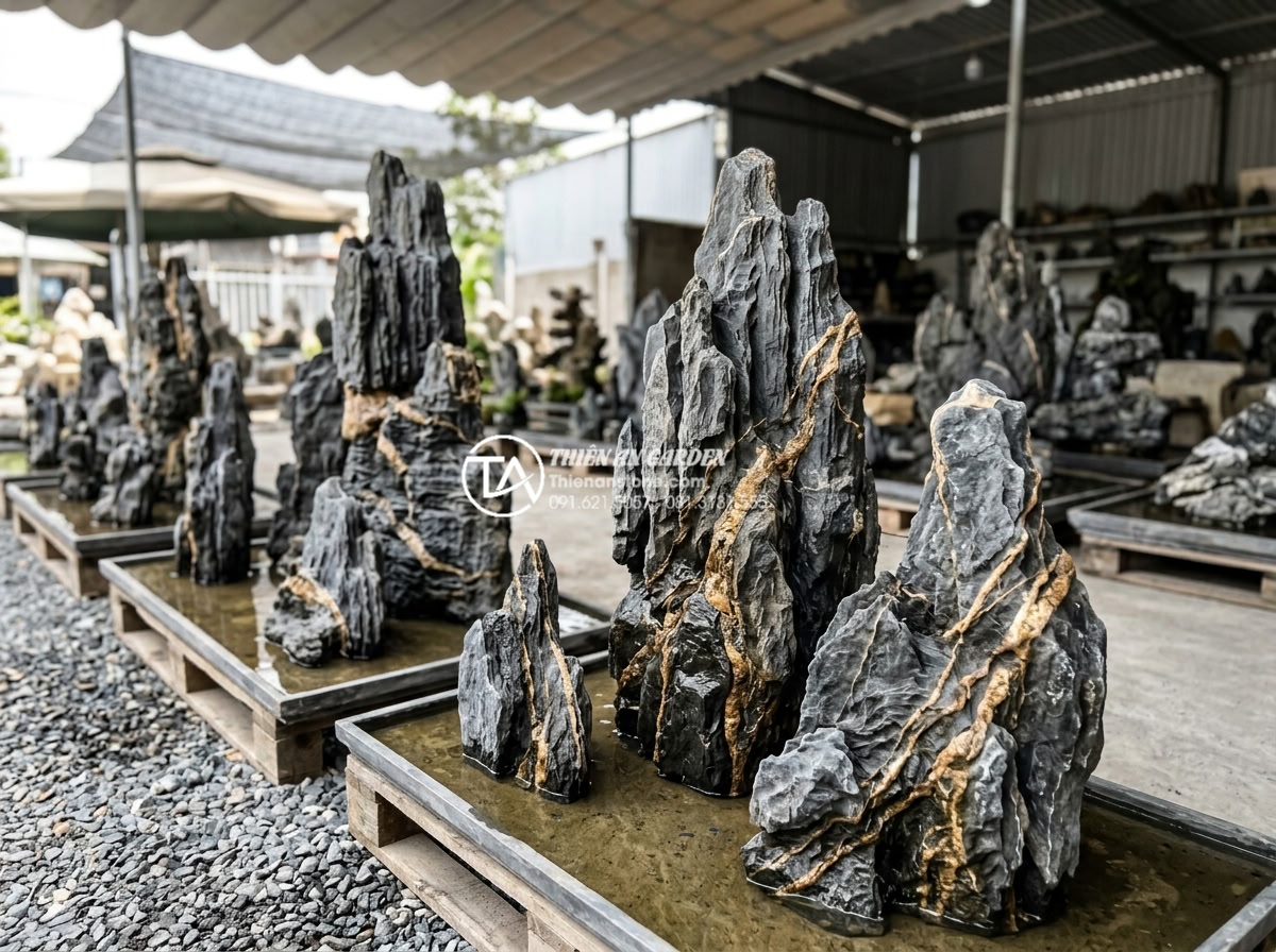 Cách nhận biết đá trầm tích chất lượng cao bằng mắt thường - Customer selecting high quality sedimentary rocks at a specialized natural stone