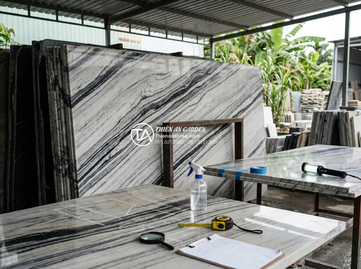 Cách nhận biết đá tuyết sơn vân mây thật và giả cho người mới - Hình 17 Cách nhận biết đá tuyết sơn vân mây thật và giả cho người mới - Professional stone selection process at a reputable supplier showing quality con