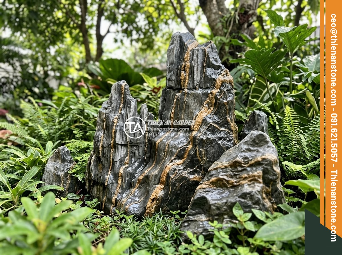 Cách xử lý rêu mốc trên đá trầm tích trang trí ngoài trời - Eco-friendly natural moss removal result on clean sedimentary stones in lush gar