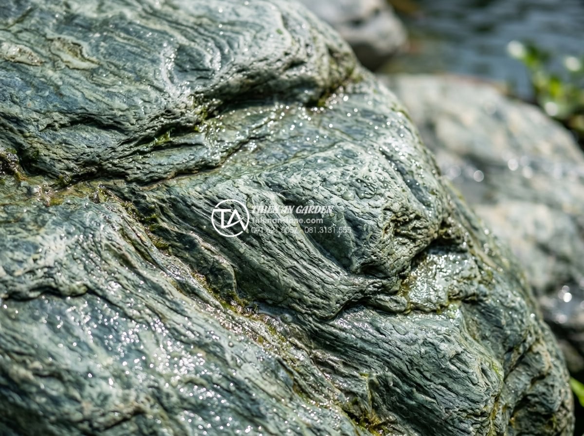 Case Study: Thi công hồ cá Koi 500 triệu sử dụng toàn bộ đá xanh Nhật Bản - Close-up macro photography of premium Japanese blue stone Aji texture used in th