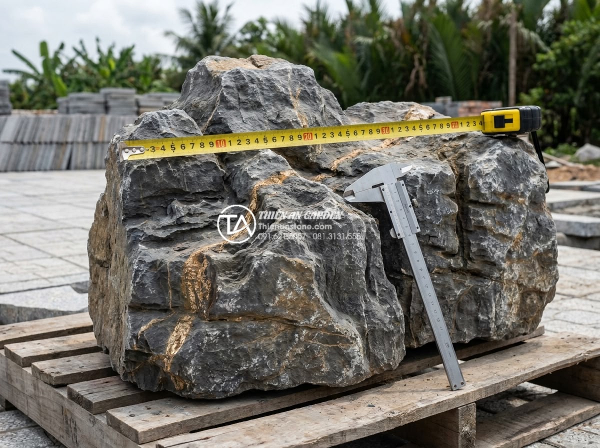 Checklist 5 bước kiểm tra đá trầm tích trước khi nhận hàng - Measuring sedimentary stone dimensions with tape and calipers at delivery for si