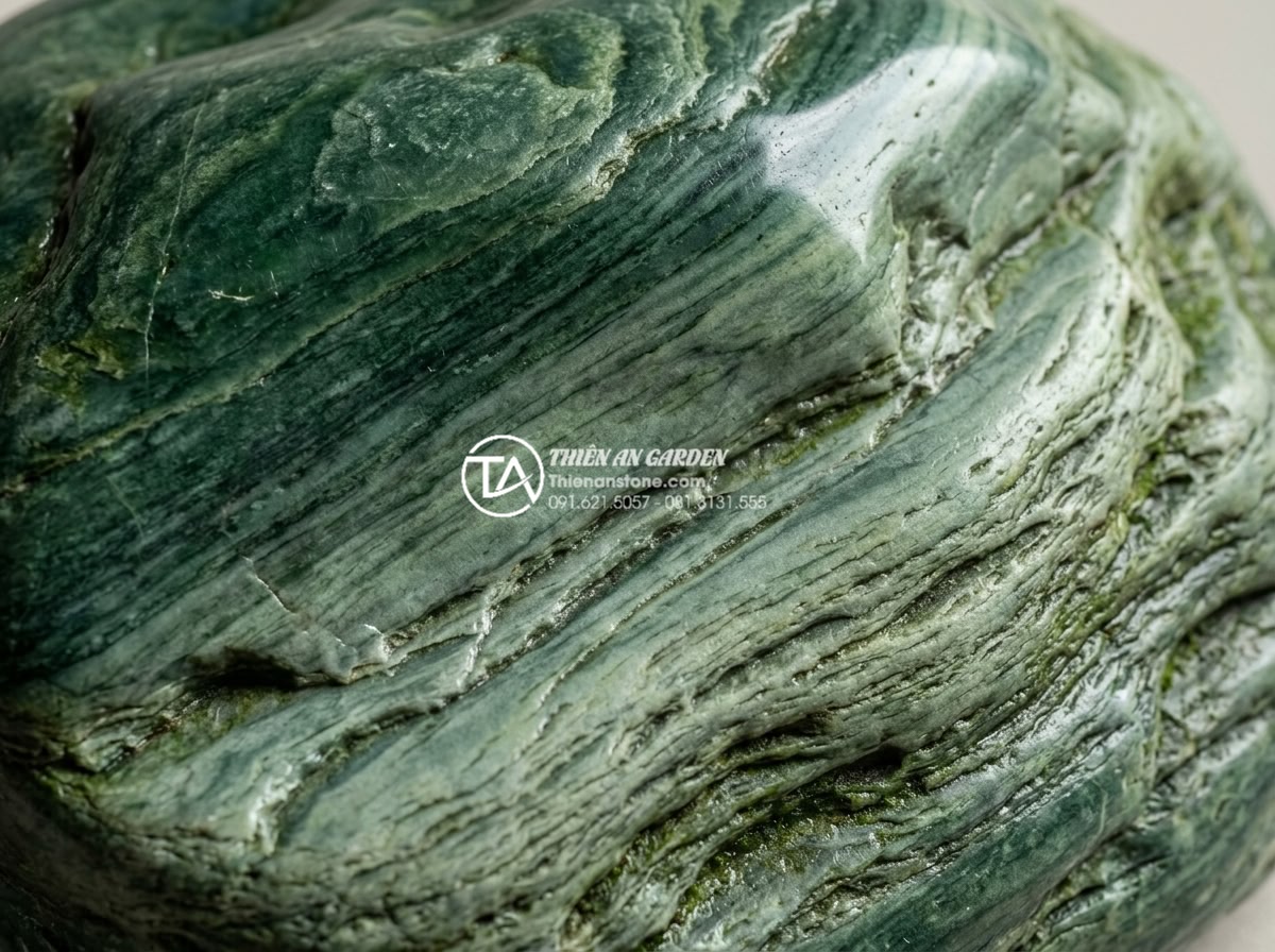 Checklist 7 điểm cần kiểm tra khi mua đá xanh Nhật Bản trực tuyến - Close-up macro photography of genuine Japanese green stone surface texture highl