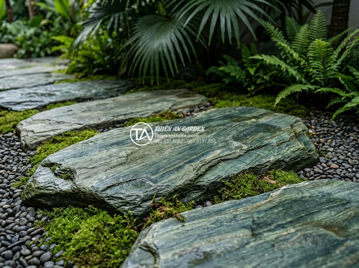 Đá xanh Nhật Bản có bị bạc màu theo thời gian không? Giải đáp từ chuyên gia - High-resolution close-up photograph of Japanese green stone slabs showing vibran