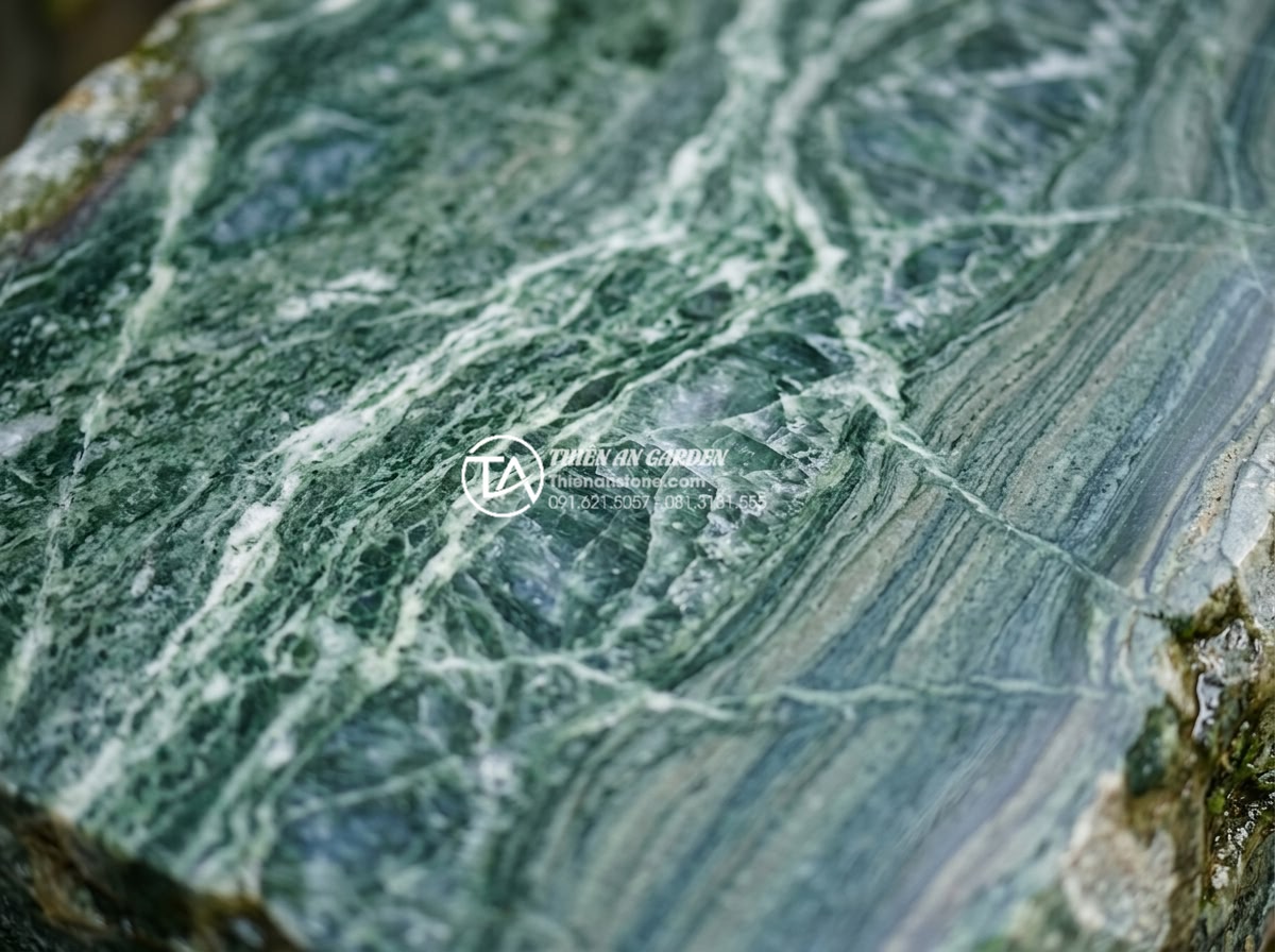 Đá xanh Nhật Bản kích thước lớn: Giải pháp cho các đại công trình cảnh quan - Close-up macro professional photography of polished large Japanese green stone s