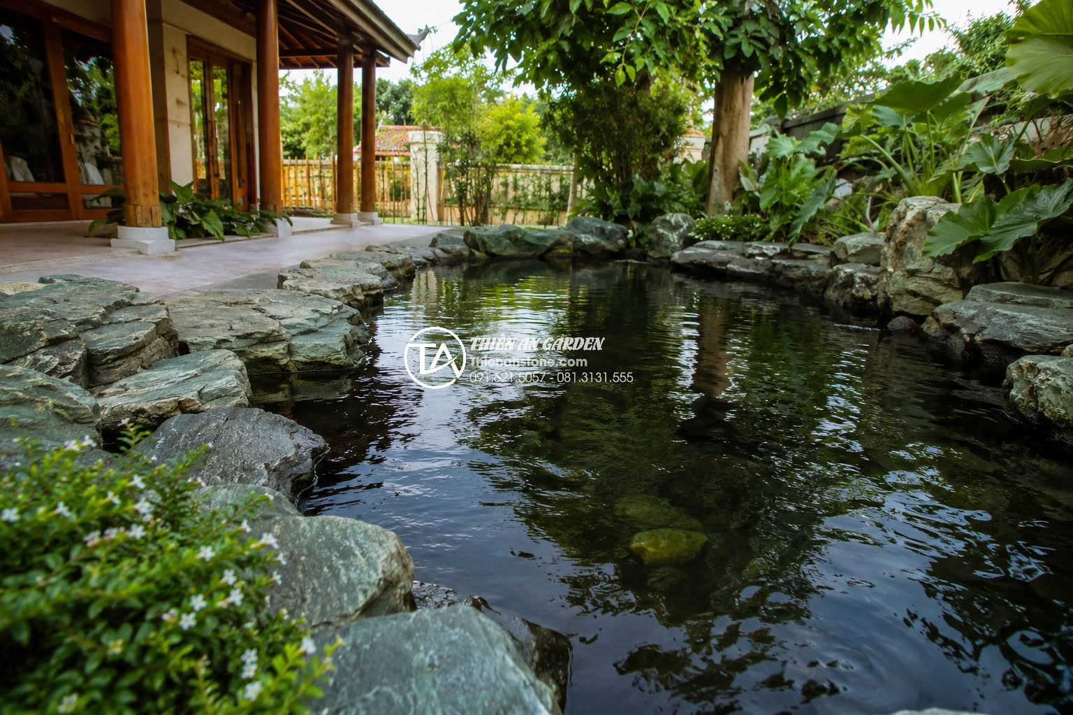 Hồ cá bê tông hay hồ cá lót bạt? Ưu nhược điểm cho sân vườn biệt thự - Professional installation of flexible EPDM liner fish pond in a tropical villa g