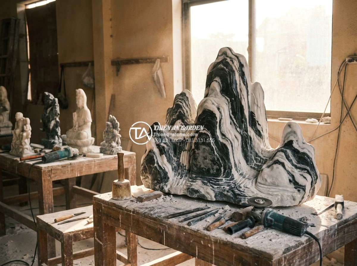 Hòn non bộ đá tuyết sơn: Đỉnh cao nghệ thuật chế tác đá cảnh - Expert team photo of Đá Cảnh Thiên An artisans working on a large hon non bo da 
