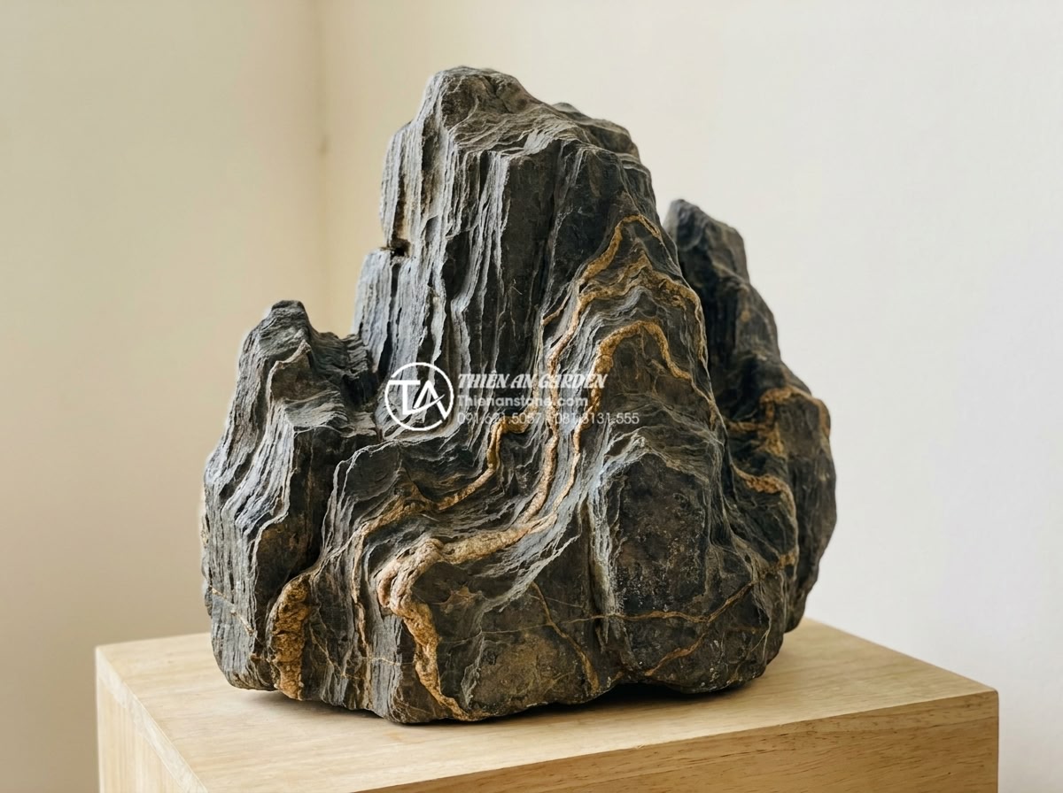 Khám phá vẻ đẹp của đá trầm tích hàm chứa tinh thể khoáng vật - Elegant display of carved sedimentary rock sculpture highlighting natural minera