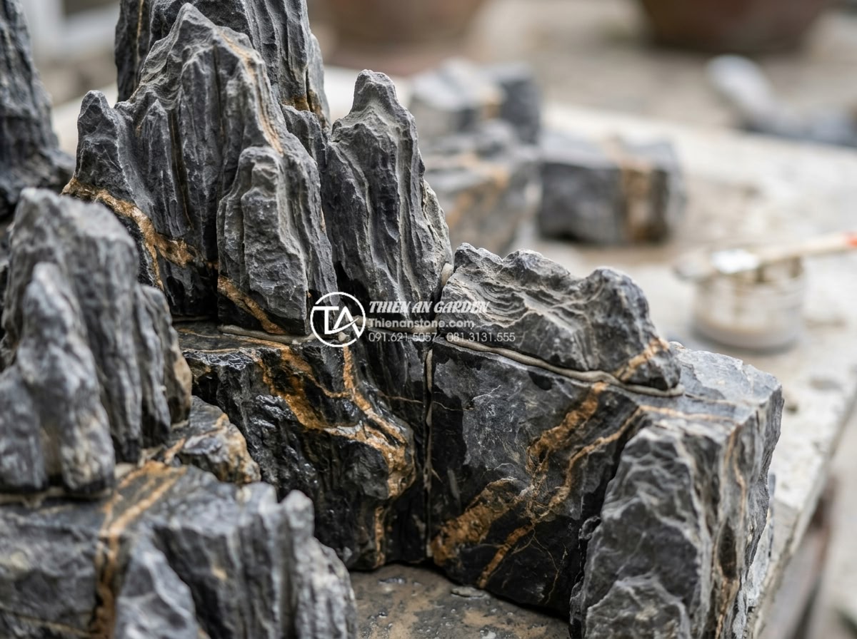 Làm thế nào để gắn kết các khối đá trầm tích khi làm non bộ? - Close-up view of sedimentary rock blocks being carefully aligned and bonded in a