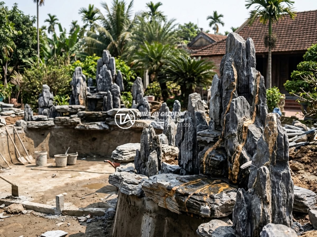 Lỗi thường gặp khi dùng đá trầm tích làm hồ cá và cách khắc phục - Professional team from Da Canh Thien An installing sedimentary rocks in a large 
