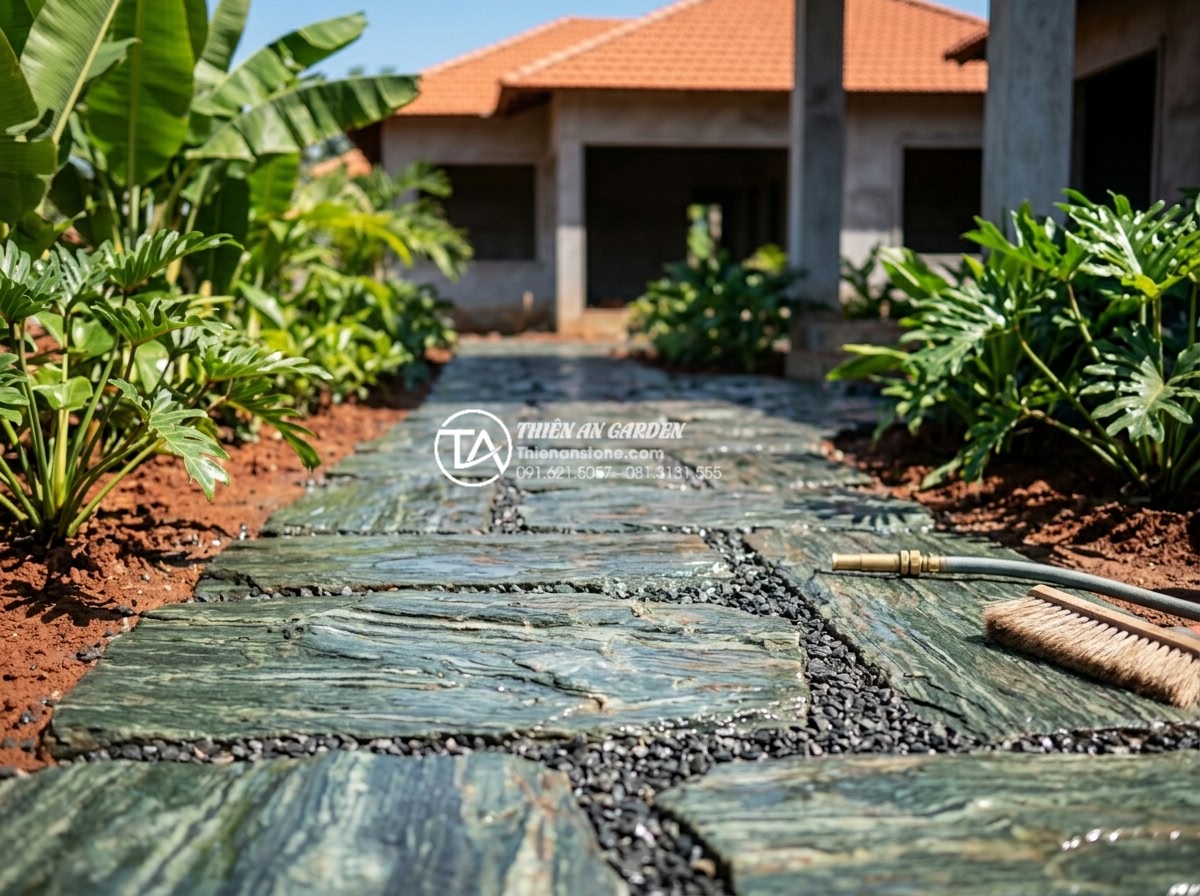Mẫu lối đi sân vườn lát đá xanh Nhật Bản: Đơn giản nhưng đầy tinh tế - Step-by-step professional construction photography showing Japanese green stone 
