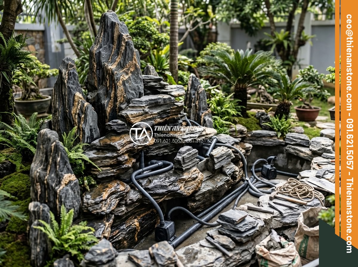 Nghệ thuật sử dụng đá trầm tích trong thiết kế hòn non bộ và tiểu cảnh - Construction phase of building a large sedimentary rock hòn non bộ, team of work