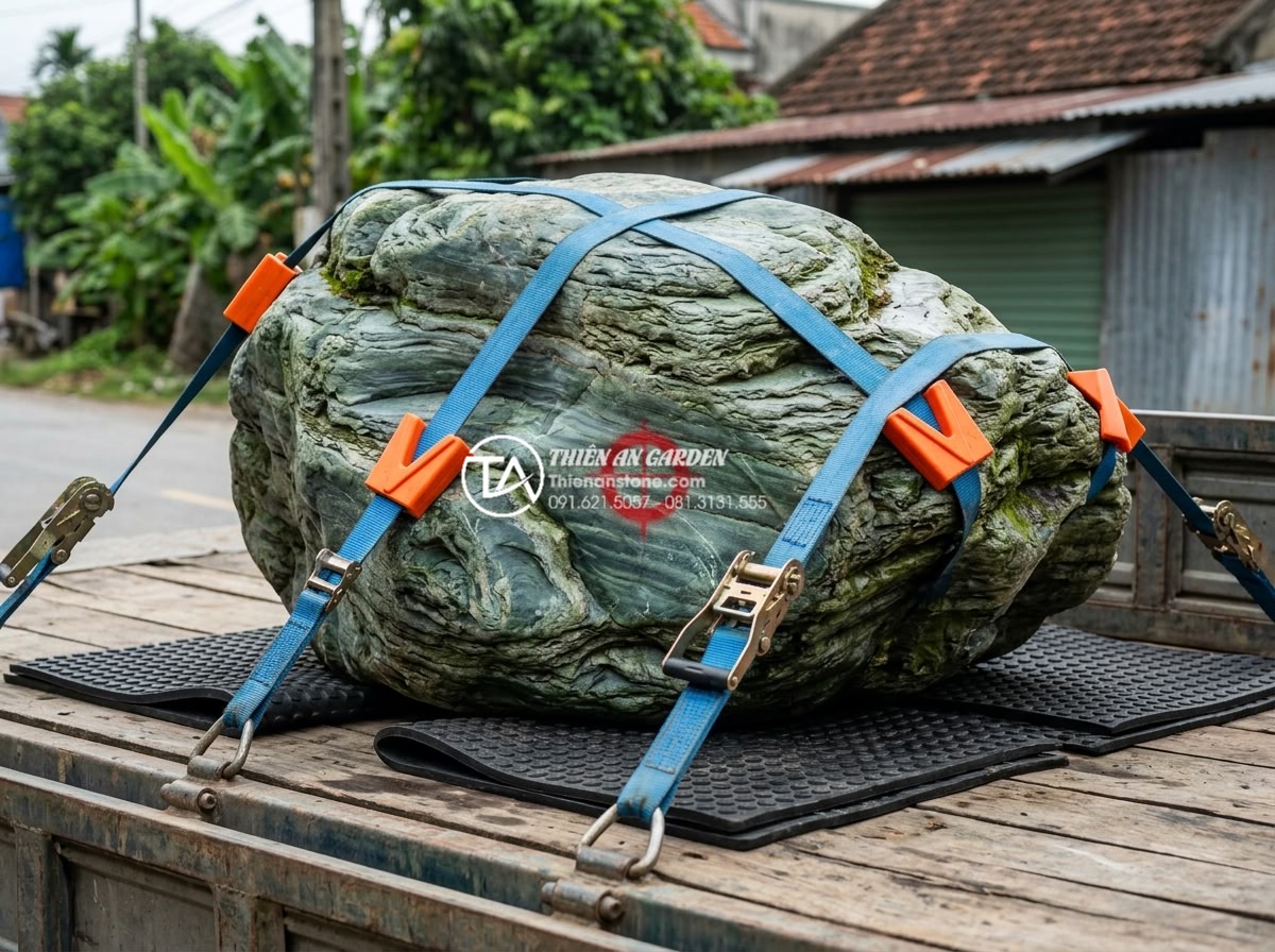 Quy trình 6 bước vận chuyển và lắp đặt đá xanh Nhật Bản kích thước lớn - Technical diagram showing proper strapping and padding techniques for securing o