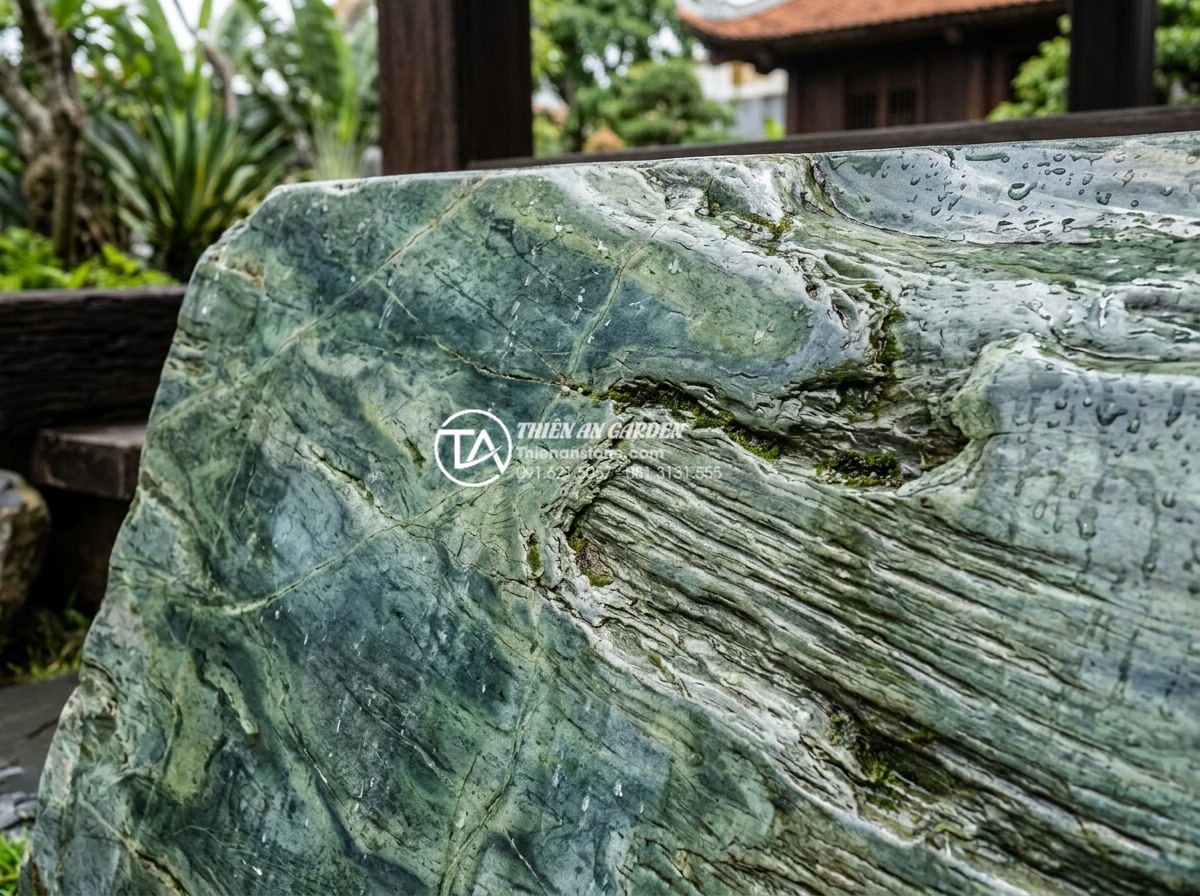 Quy trình 6 bước vận chuyển và lắp đặt đá xanh Nhật Bản kích thước lớn - Detailed close-up image of the natural texture and vibrant green color variation