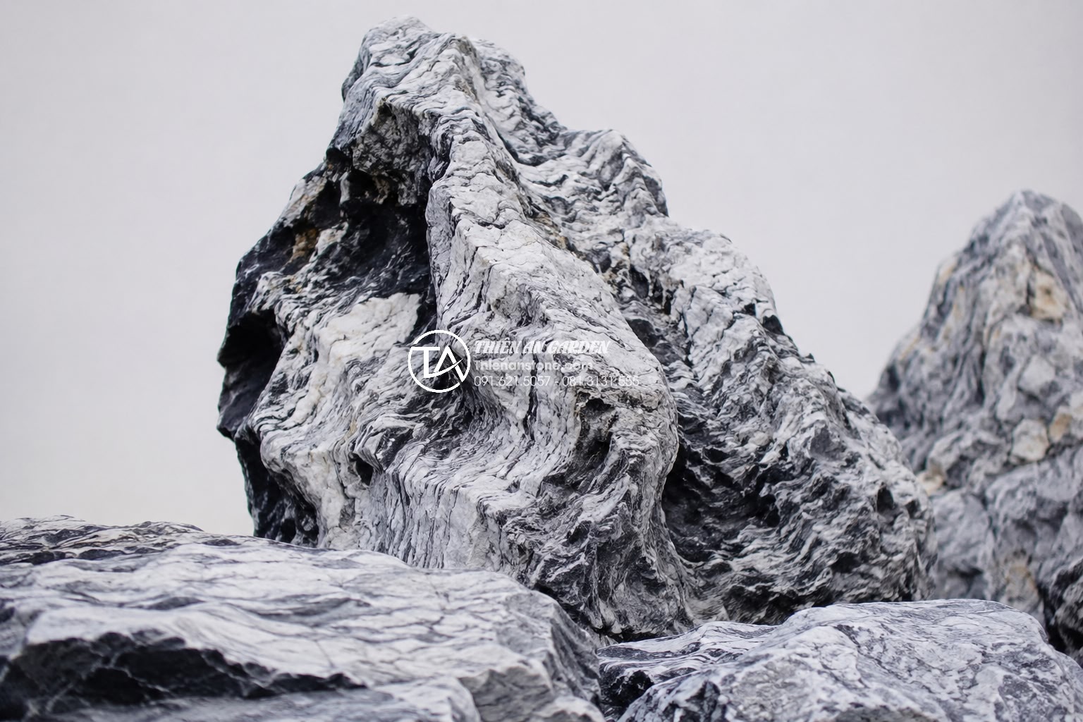 Quy trình thiết kế và thi công tiểu cảnh non bộ chuyên nghiệp từ A-Z - Close-up professional product photography of premium natural stones for rockery 